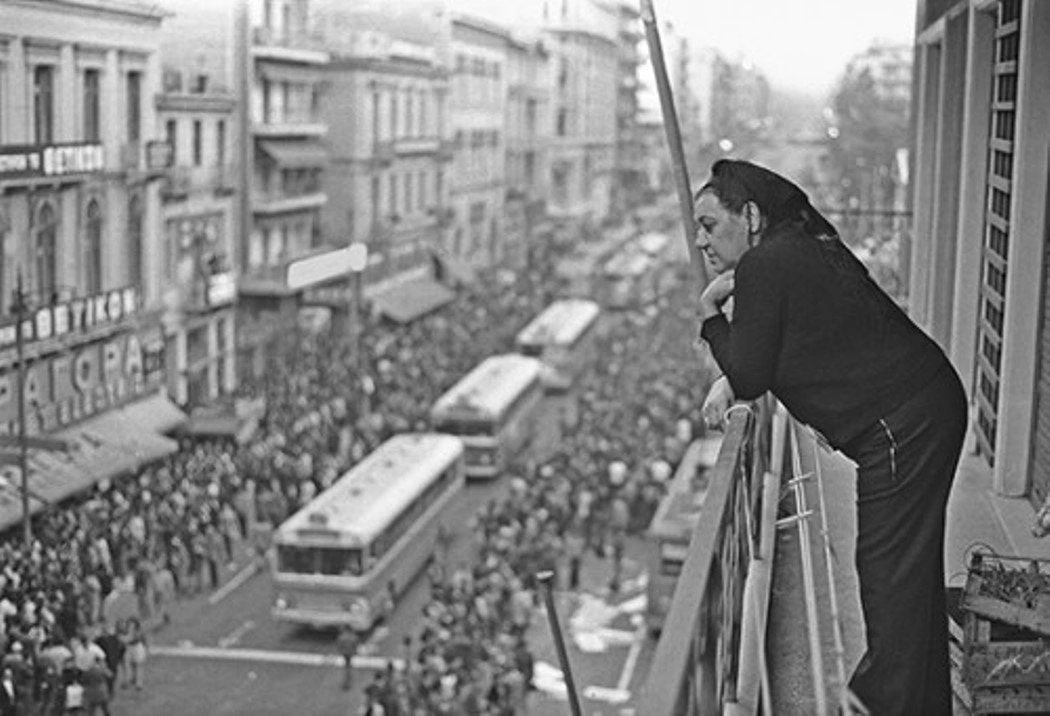 Ιστορικό στιγμιότυπο: Η «τραγουδίστρια της Νίκης», Σοφία Βέμπο το βράδυ της εξέγερσης του Πολυτεχνείου